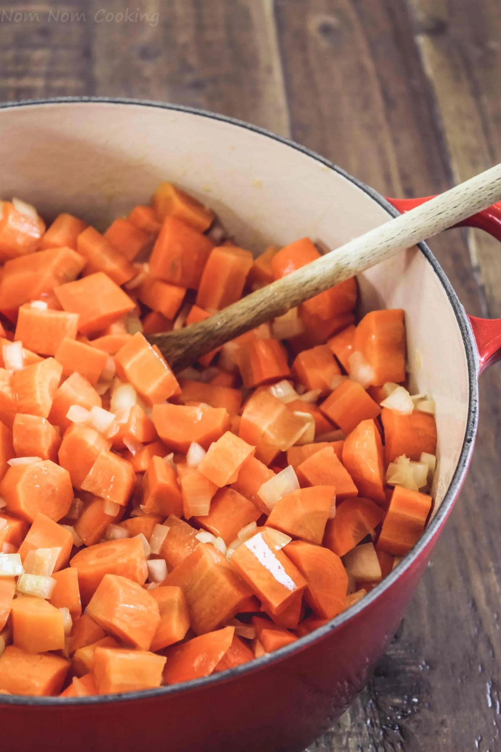 carrot soup in the making-min